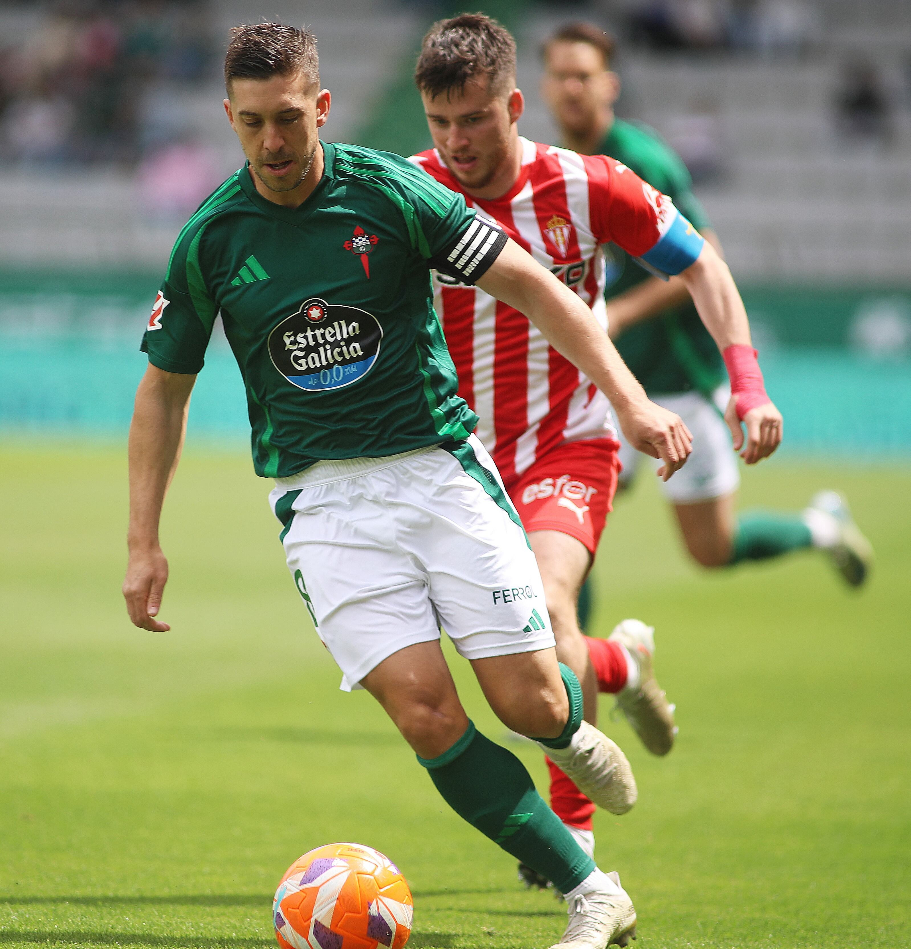Heber Pena, durante una jugada del Racing-Sporting en A Malata (foto: Mariño / Cadena SER)