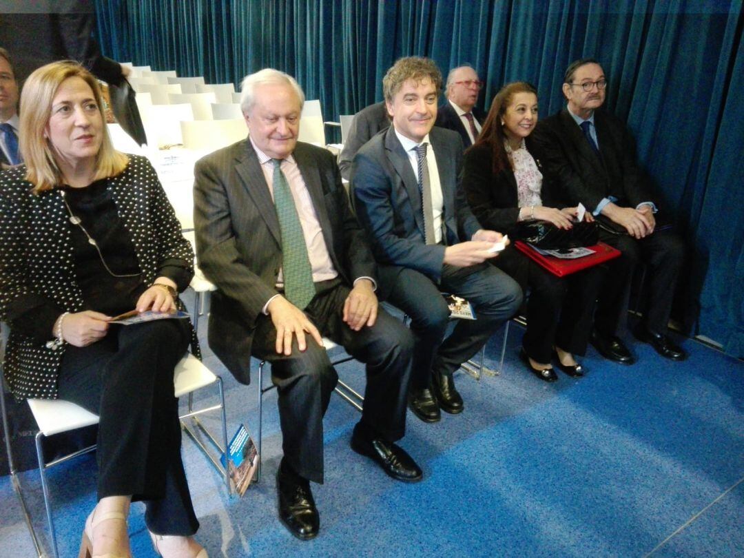 La subdelegada del Gobierno, Araceli Poblador, (i), junto al secretario de Estado de Asuntos Exteriores, Fernando Valenzuela, el secretario autonómico de la Agència Valencina de Turisme, Francesc Colomer, la embajadora de Marruecos en España, Karima Benyaich y el embajador de España en Marruecos, Ricardo Díez-Hochleitner (d).