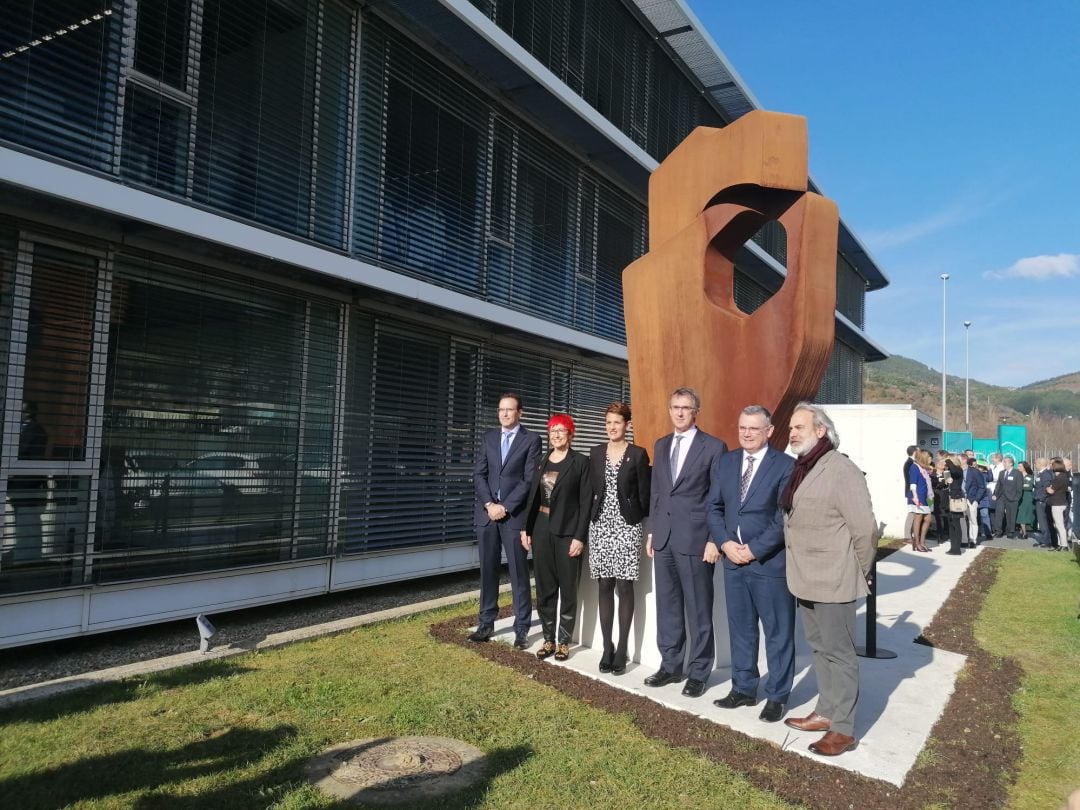 Inauguración de la escultura del navarro Carlos Ciriza en Cinfa