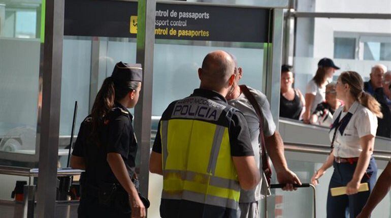 Agents del CNP al control de passaports de l'aeroport del Prat