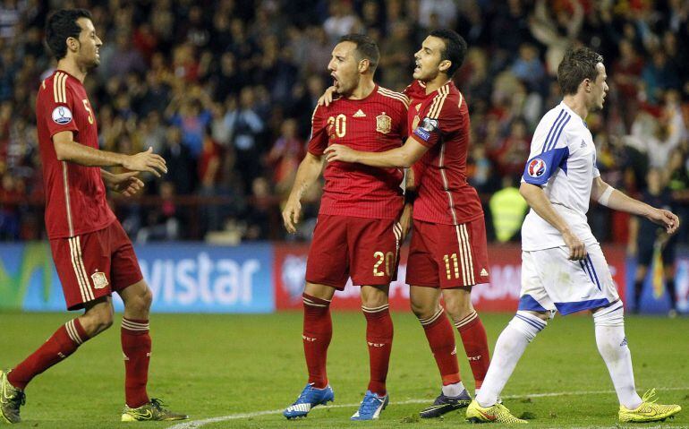 Santi Cazorla celebrando su primer gol junto a Pedro y Busquets