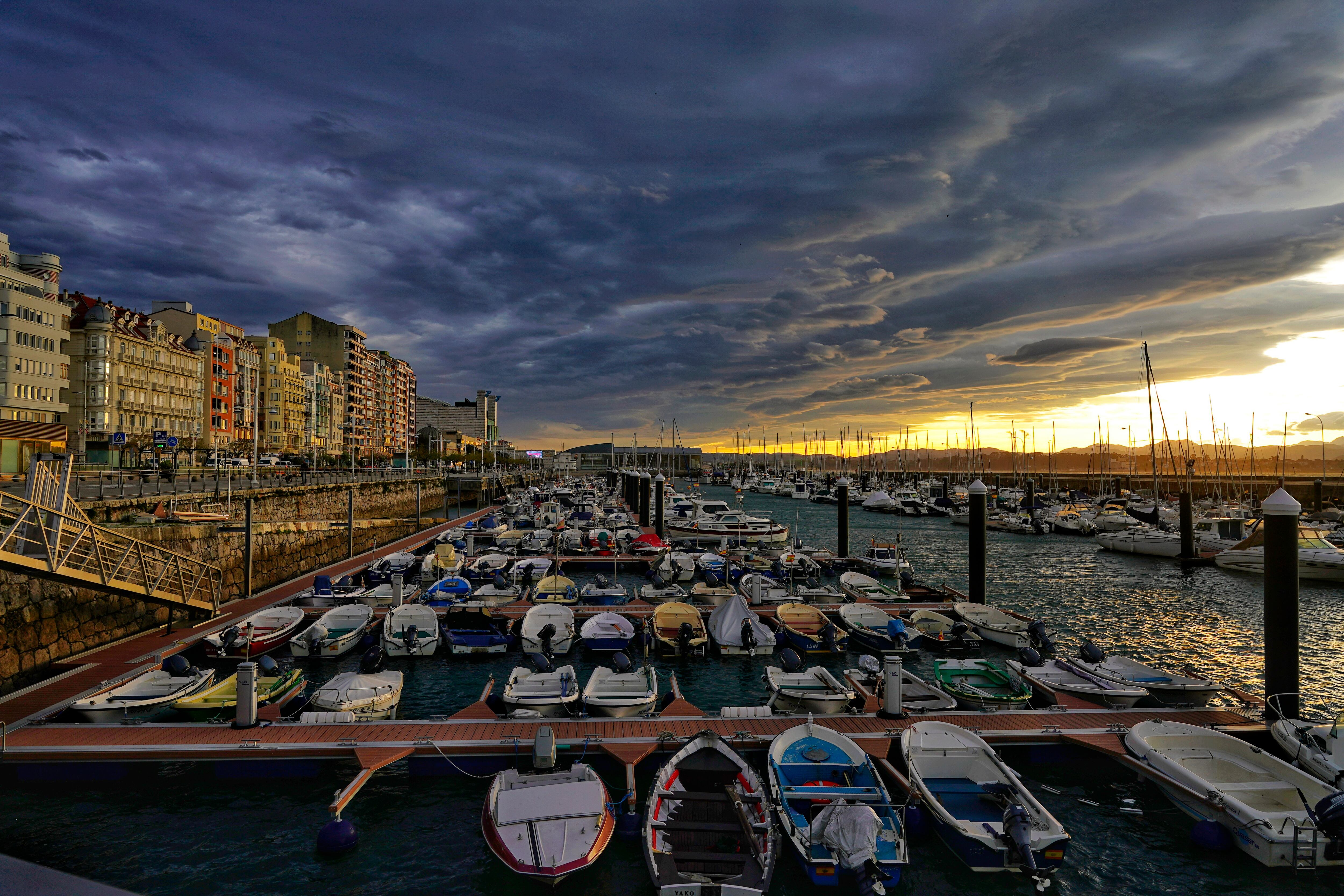 Aspecto de la Bahía de Santander durante las suradas de estos días. La Agencia Estatal de Meteorología pronostica para esta semana buen tiempo y temperaturas agradables aunque el viento sur no será ahora el responsable, lo será la insoluación que vamos a tener.