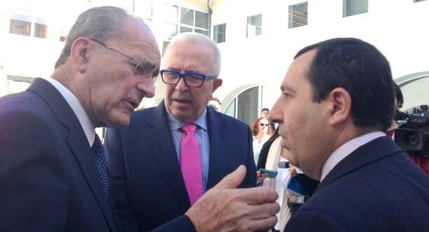 El alcalde de Málaga y el delegado del Gobierno Andaluz discuten sobre el "escrache" en un acto ante la presencia del consejero de Economía