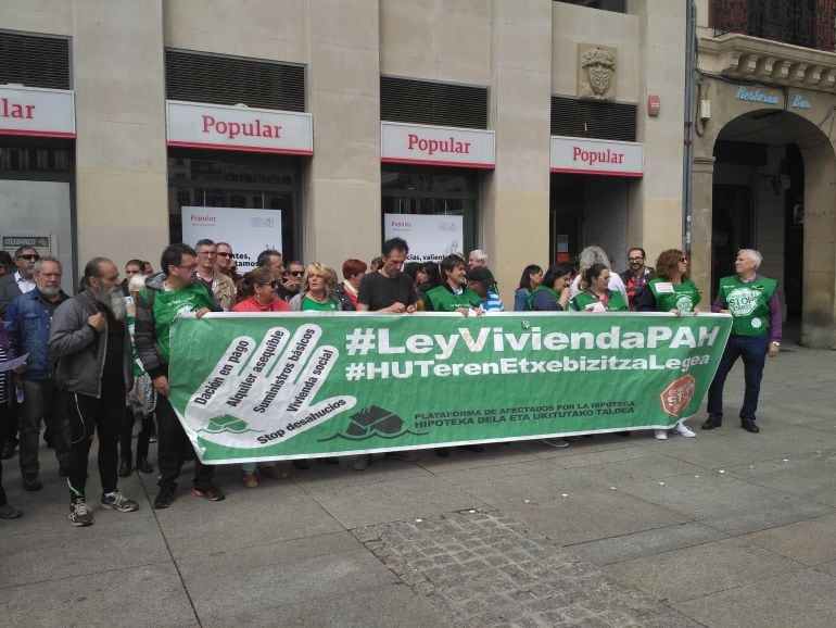 La Plataforma contra los desahucios ha recordado al hombre que se quitó la vida en Cornellá cuando iba a perder su vivienda de alquiler.