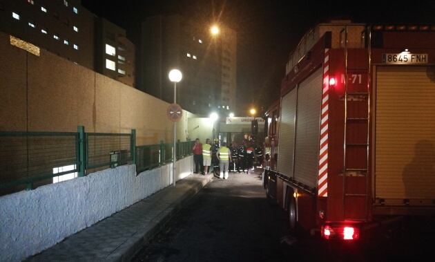 Los bomberos actuaron durante varias horas en el servicio de urgencias del Hospital de La Candelaria que permaneció aislado
