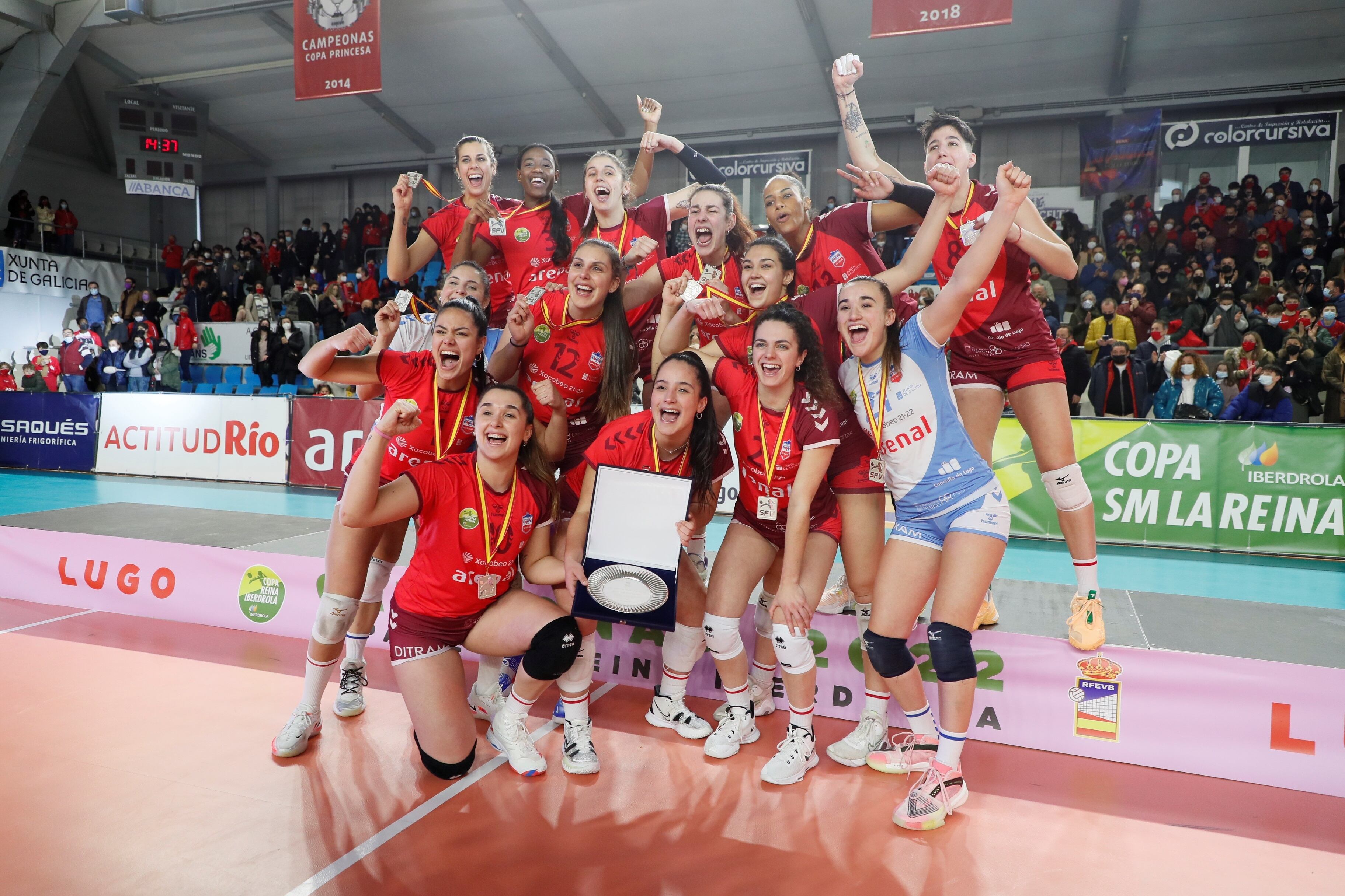 Las jugadoras del Arenal Emevé celebran su medalla de plata en la final de la Copa de la Reina de voleibol femenino disputada ante El Sanaya Libby's La Laguna, este domingo en Lugo. EFE/ Eliseo Trigo