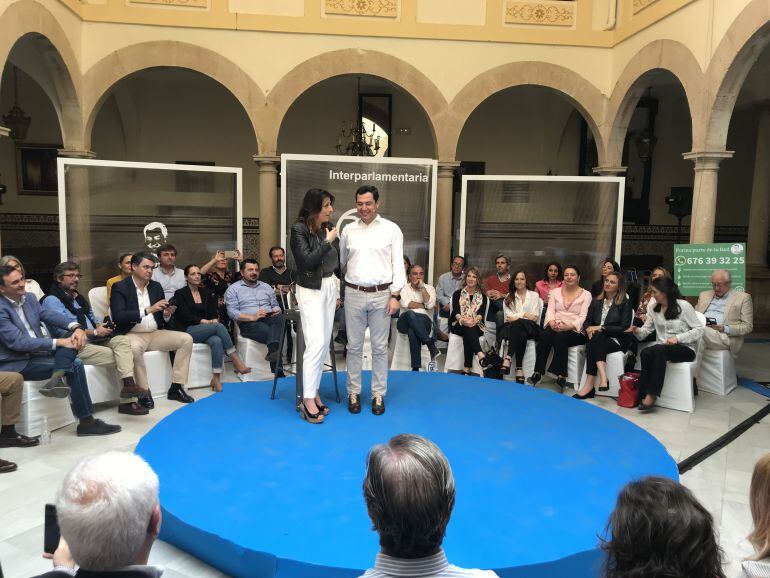 Moreno Bonilla y Mari Paz Fernández durante la clausura de la Interparlamentaria del PP-A