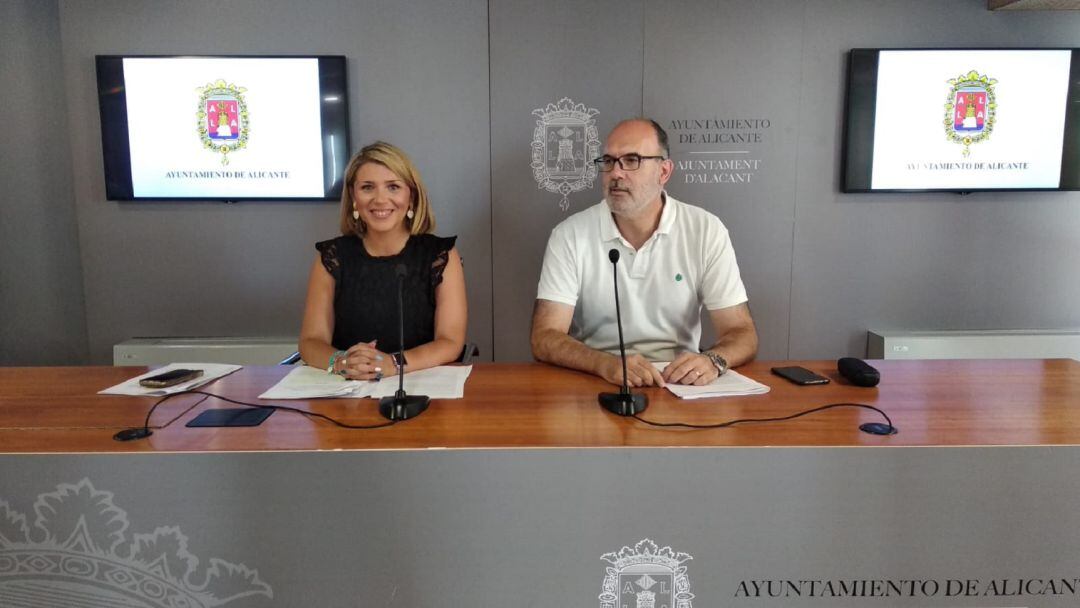 La portavoz municipal, Mari Carmen Sánchez, y el edil de Contratación, Manuel Villar, en rueda de prensa