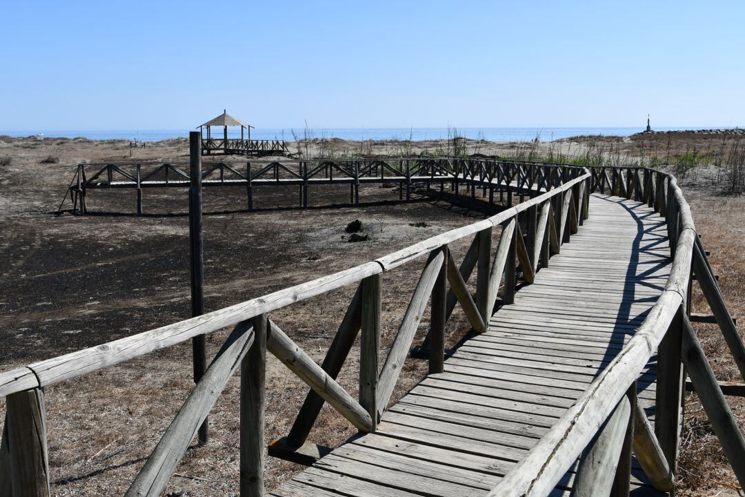 Pasarela de la laguna de Torreguadiaro.