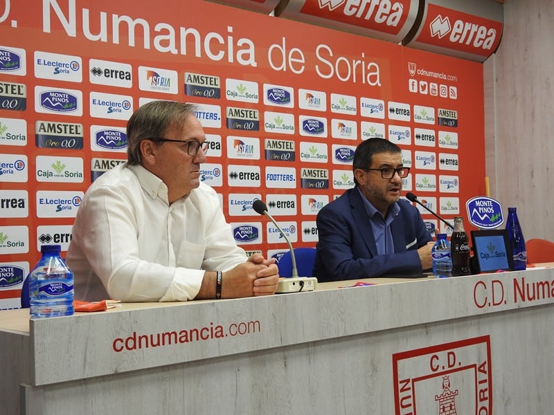 Eduardo Rubio (i), director general del club, junto al presidente del Numancia, Santiago Morales, en la sala de prensa de Los Pajaritos.