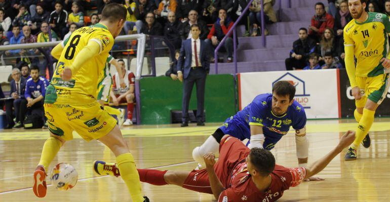 Jordi Campoy (de espaldas) y Alan Brandi durante una jugada del partido.