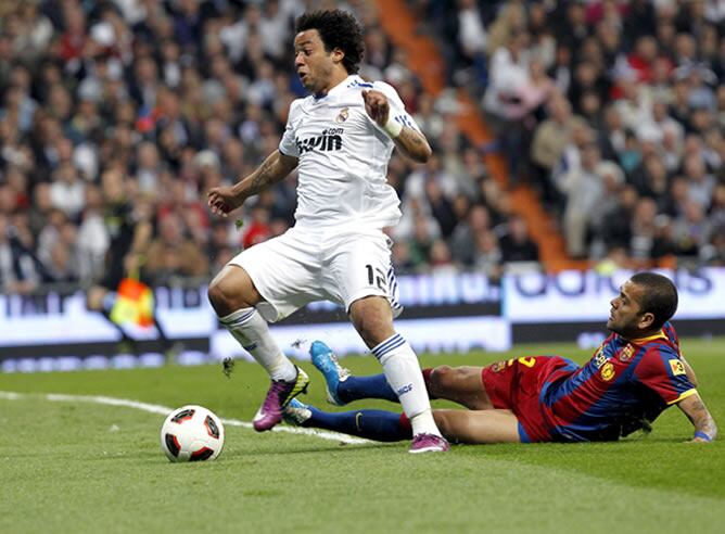 Alves comete penalti sobre Marcelo