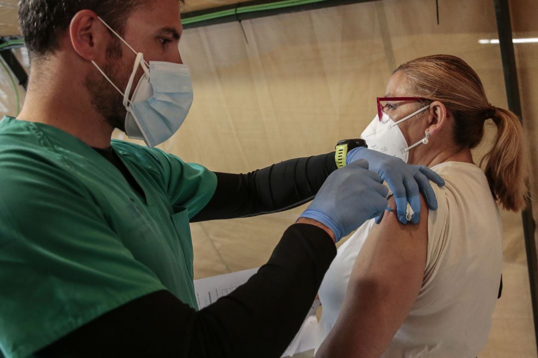 El presidente de la Junta señala que el 32% de la población ya cuenta con protección frente al virus