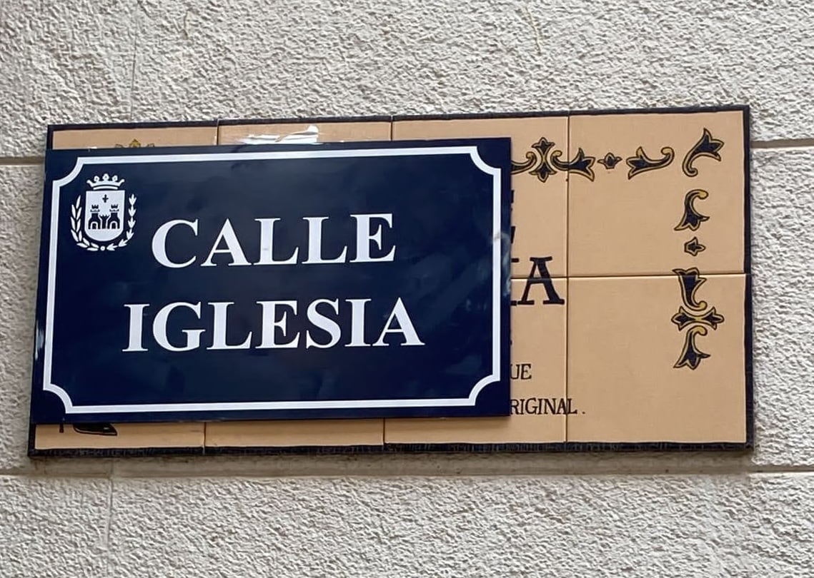 Placa superpuesta encima de la existente en la calle Iglesia de Elda