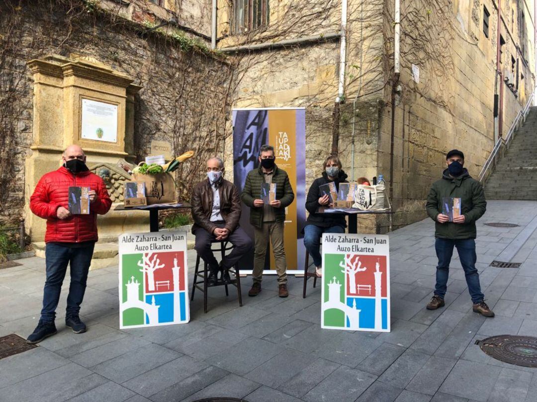 El presidente de la asociación Koldo Susperregui y la vocal Helena Lopez junto con tres comerciantes que participan en la nueva iniciativa 