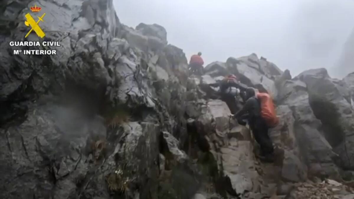 Entre lluvia y niebla: así fue el rescate de tres montañeros enriscados en el Almanzor, el pico más alto de Gredos