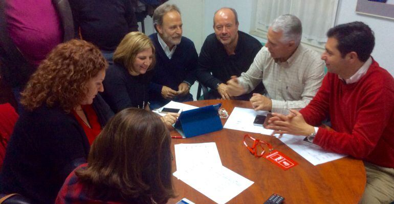 La cúpula del PSOE analiza los resultados electorales en San Antonio