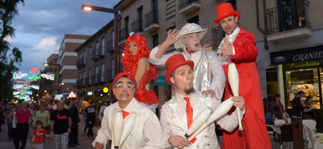 Imagen de archivo de una actuación en las calles de Valdemoro durante las fiestas de mayo del año pasado.