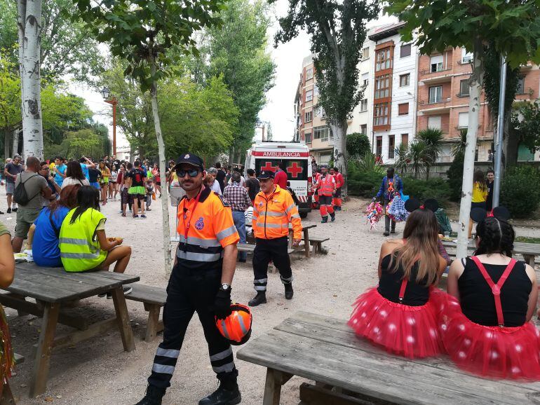 La labor de los voluntarios de Protección Civil y Cruz Roja es fundamental en los actos más concurridos de las fiestas