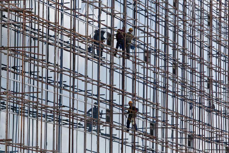 Hombres trabajan en la construcción de un edificio. 