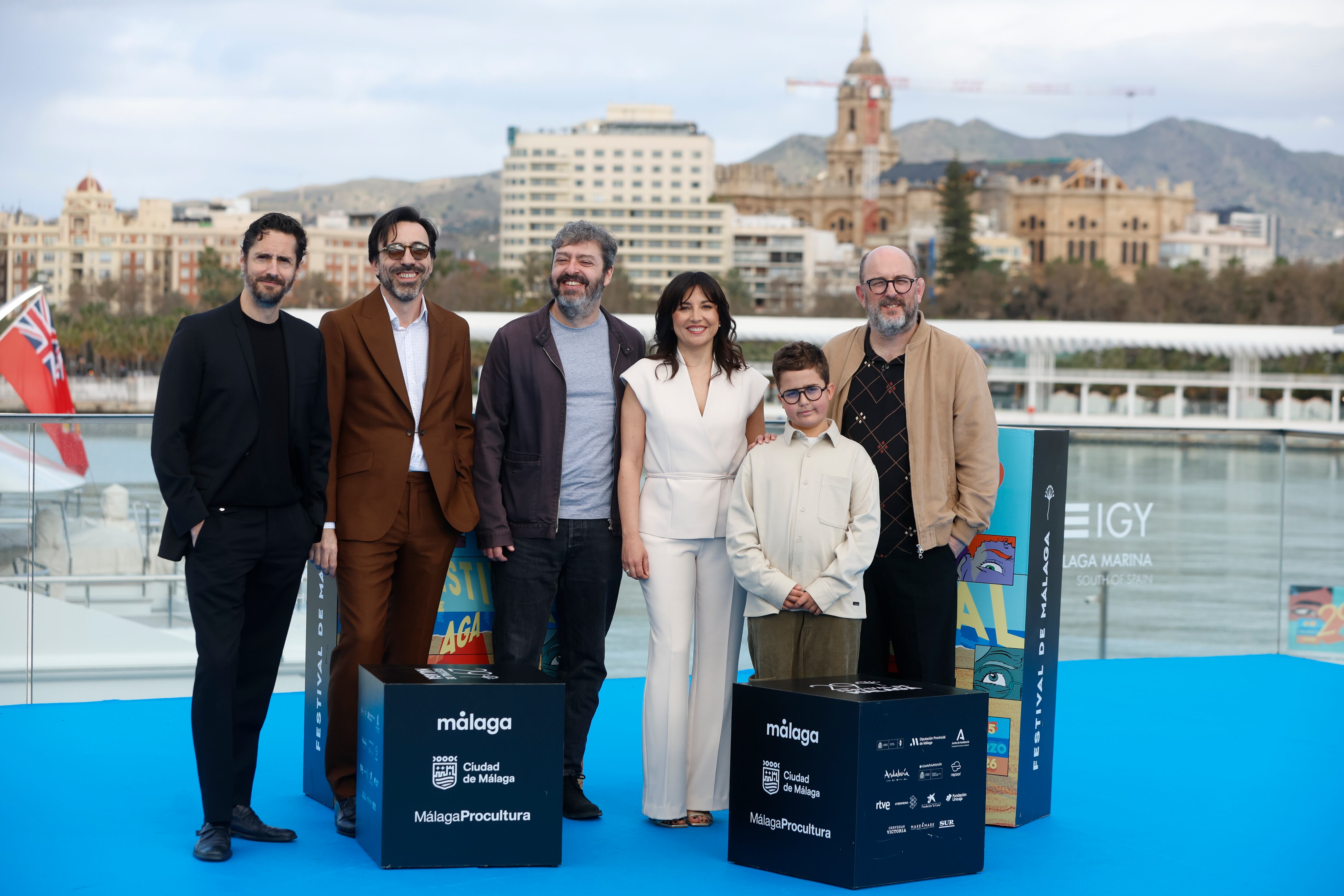 El guionista Borja Cobeaga (3i), el director Víctor García León (d) y el actor Israel Elejalde (2i), entre otros, posan durante la presentación de la película 'Altas Capacidades' que compite en la sección oficial del Festival de cine de Málaga, este sábado.