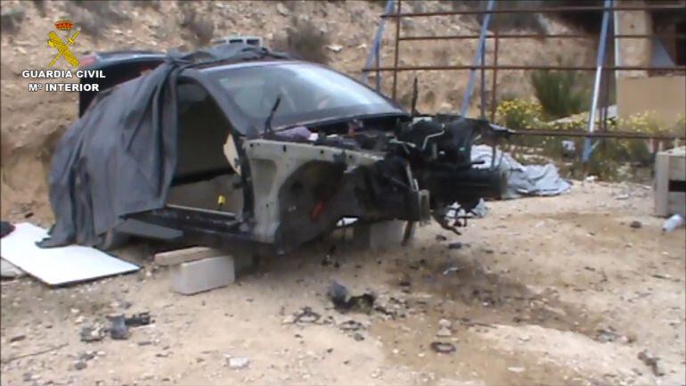 Uno de los coches robados tras su desguace.