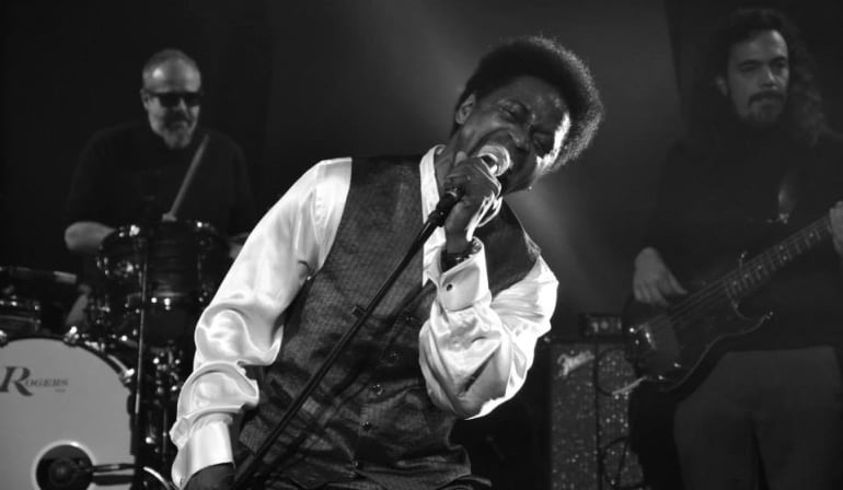 David Hooper durante una actuación con su banda