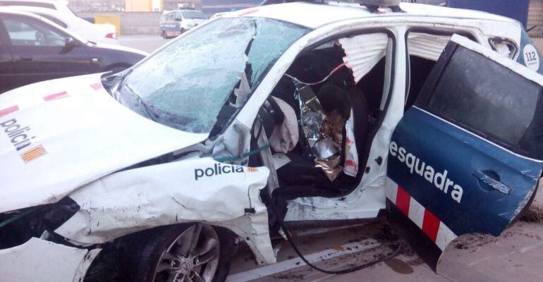 Estat en què va quedar el cotxe dels Mossos en l&#039;accident de Boldú la matinada del 31 de desembre