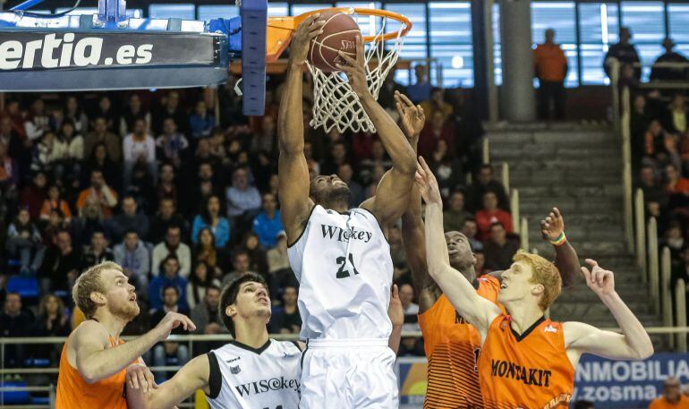 GRA159. MADRID, 25/01/2015.- El pívot estadounidense del Bilbao Basket Latavious Williams (21) entra a canasta ante la presión de varios jugadores del Montakit Fuenlabrada, durante el partido de la liga ACB disputado hoy en el estadio Fernando Martín de Fuenlabrada. EFE/Emilio Naranjo