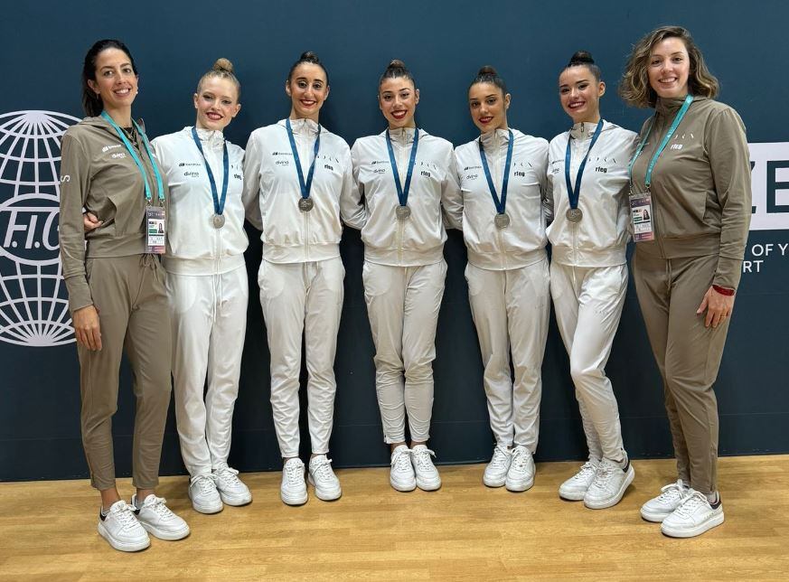 Inés Bergua, segunda por la derecha, con el equipo español y las entrenadoras en Bakú