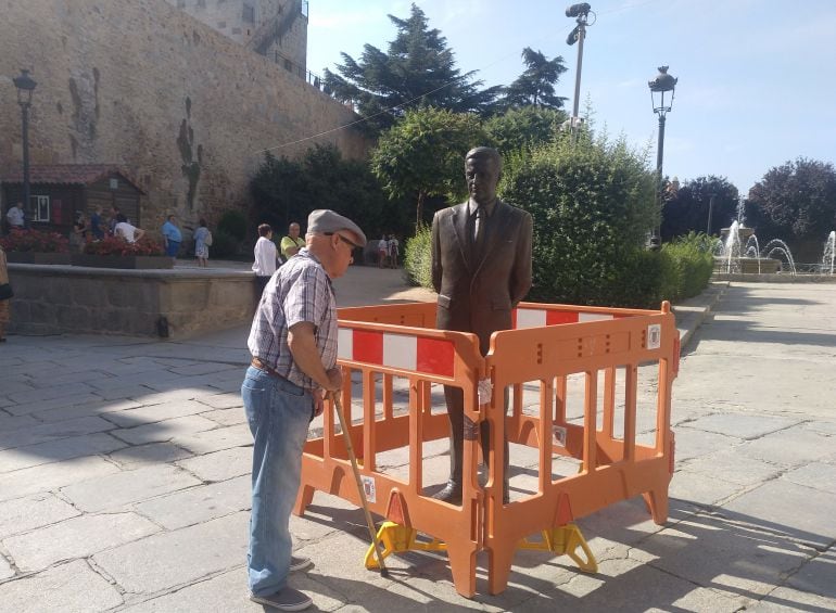 La escultura sufrió daños en la parte inferior