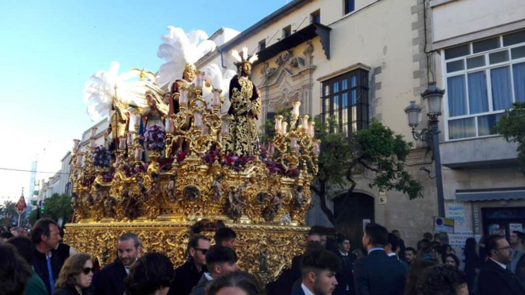 El Señor de la Sentencia, con la nueva túnica, de regreso a su capilla por Corredera