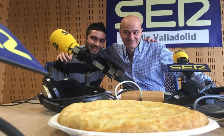 David Villorejo, promotor del concurso, en los estudios de la radio