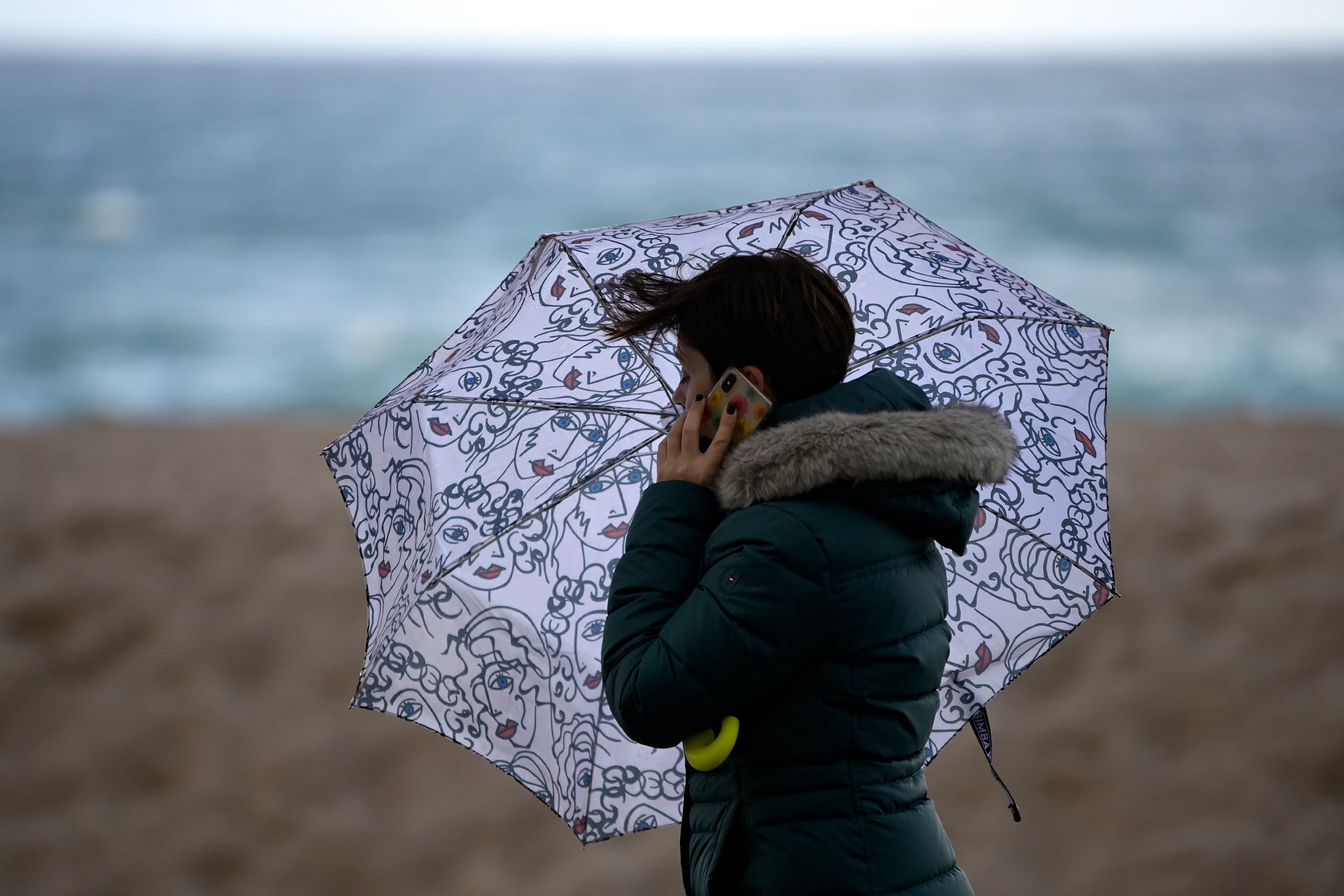 Una mujer en el Paseo Marítimo de A Coruña