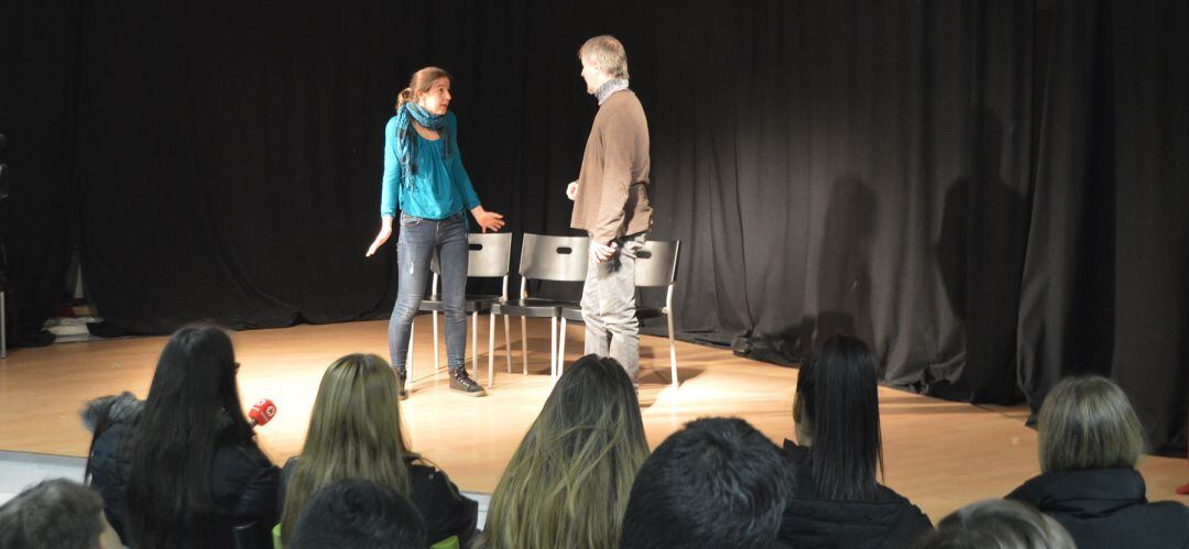 En la obra de teatro dos actores representan a una pareja adolescente y reproducen diferentes roles.