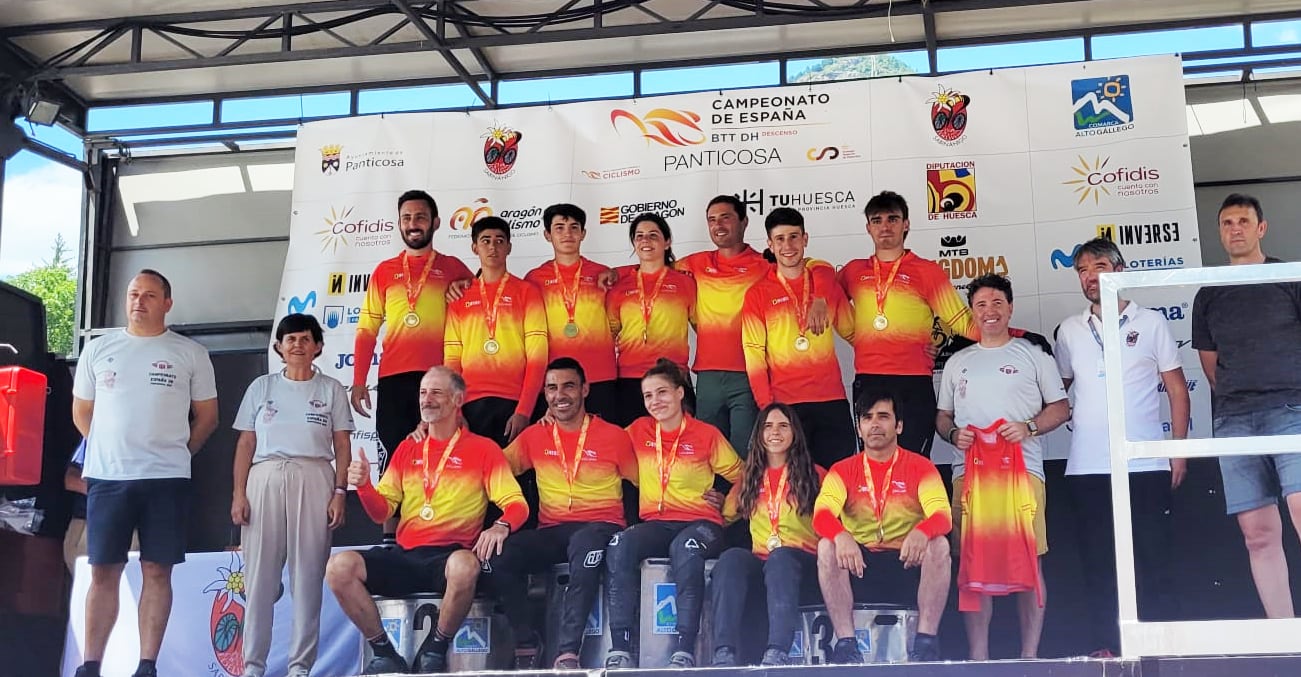 Foto de familia de los campeones de España