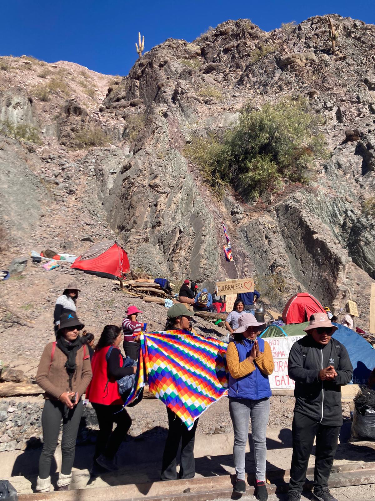 Protesta en Jujuy contra la reforma constitucional que quita a los pueblos originarios sus derechos sobre su tierra.