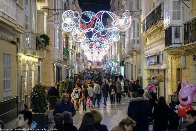 Las calles de España empiezan a colocar las típicas luces de Navidad. En la imagen, el centro de Cádiz