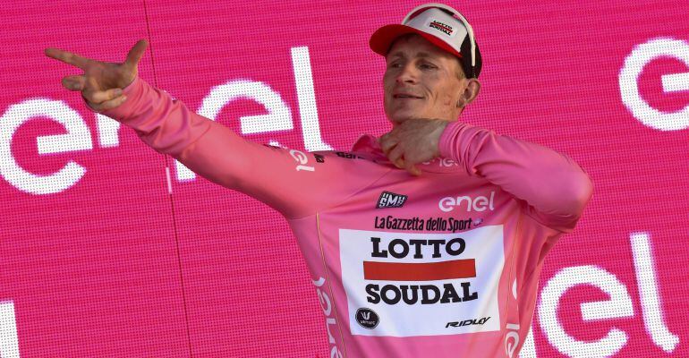 André Greipel se enfunda la &#039;maglia rosa&#039; en el podio