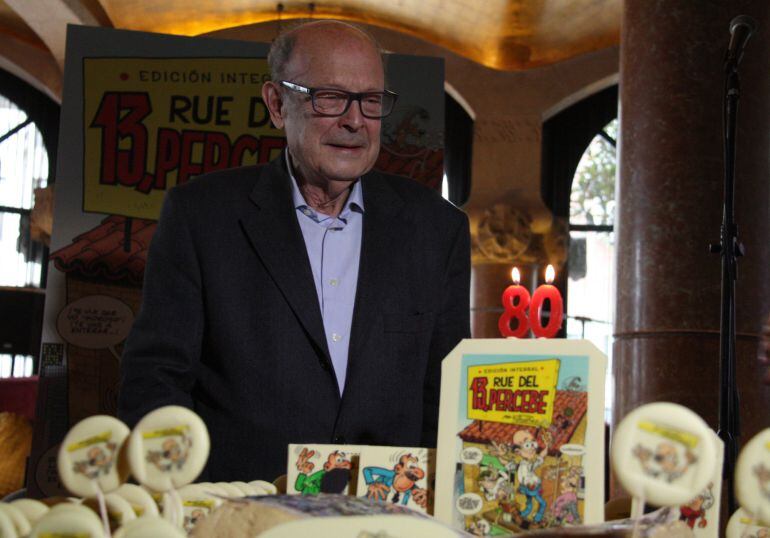 El dibuixant Francisco Ibáñez observant un pastís amb motiu del seu 80è aniversari a l'Hotel Casa Fuster de Barcelona
