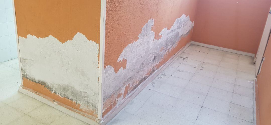 Imagen de unas de las paredes en los vestuarios del polideportivo Fermín Cacho de Fuenlabrada.