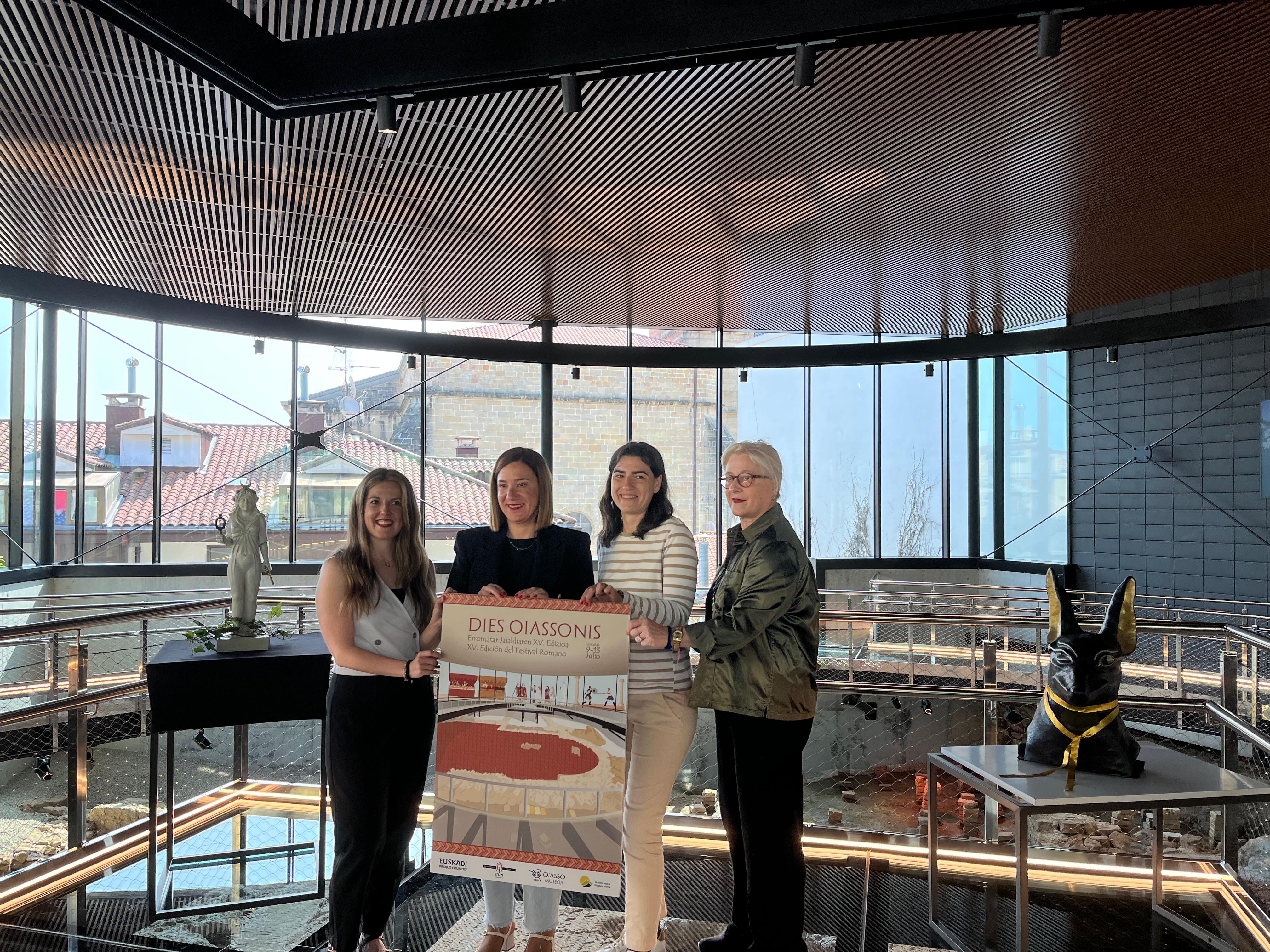 De izquierda a derecha: la diseñadora del cartel de esta edición Miriam Merino, la alcaldesa de Irun Cristina Laborda, primera teniente de alcaldesa Nuria Alzaga y la directora del Museo Oiasso Aizpea Goenaga.