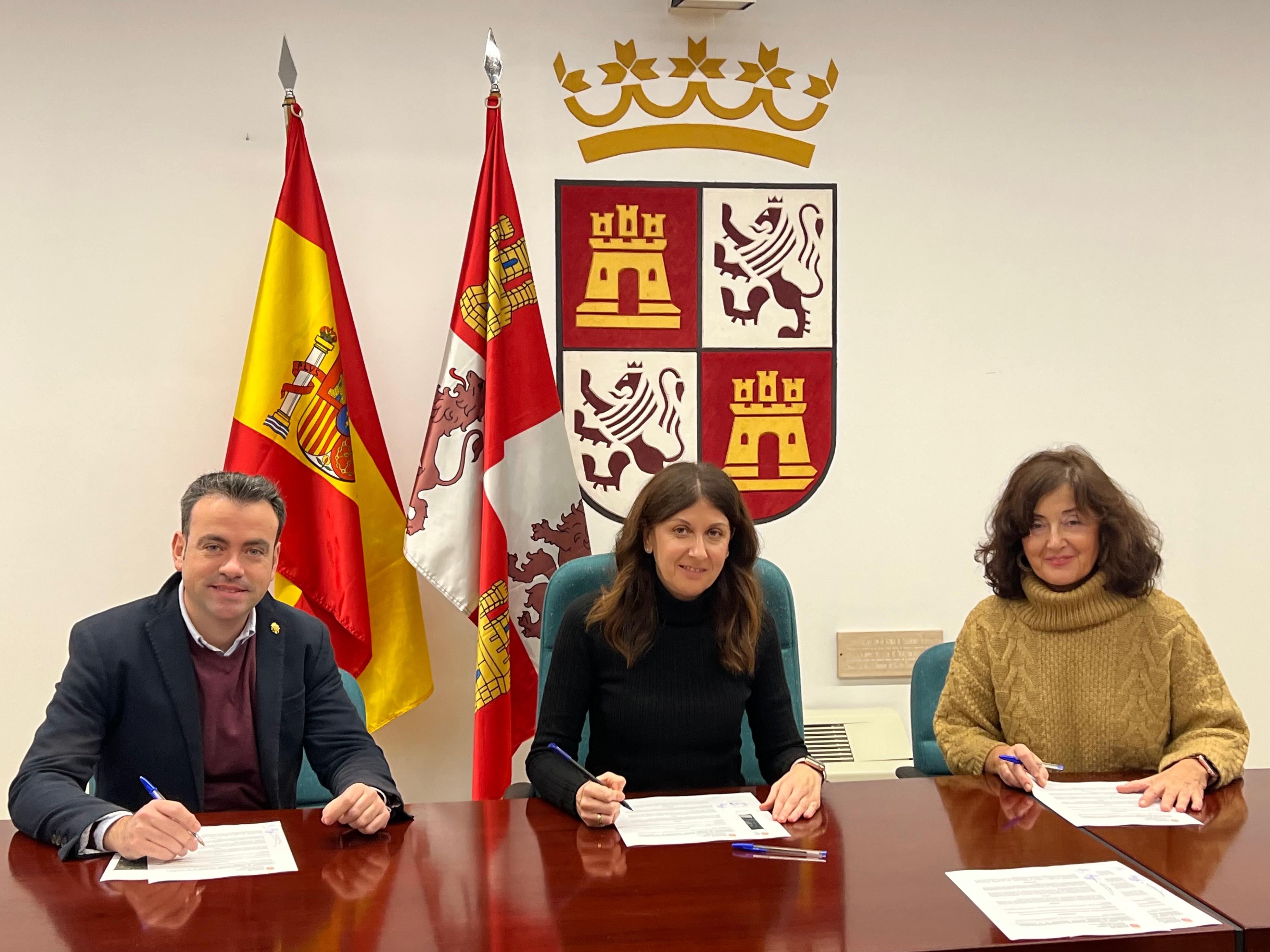 Carlos Fraile, alcalde de Cuéllar y Raquel Alonso, delegada territorial de la Junta en Segovia firma la cesión de un tramo de la CL601 al Consistorio