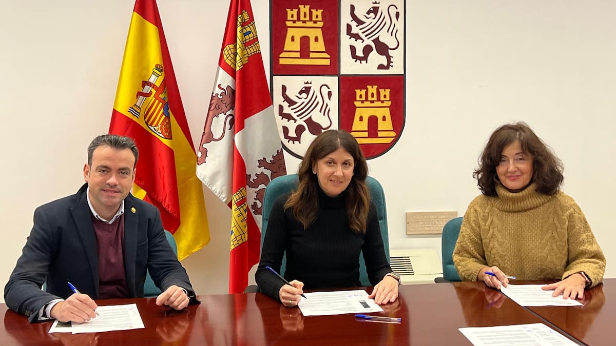 El Ayuntamiento de Cuéllar y la Junta de Castilla y León firman la cesión de un tramo de la CL-601 para la construcción de un carril peatonal