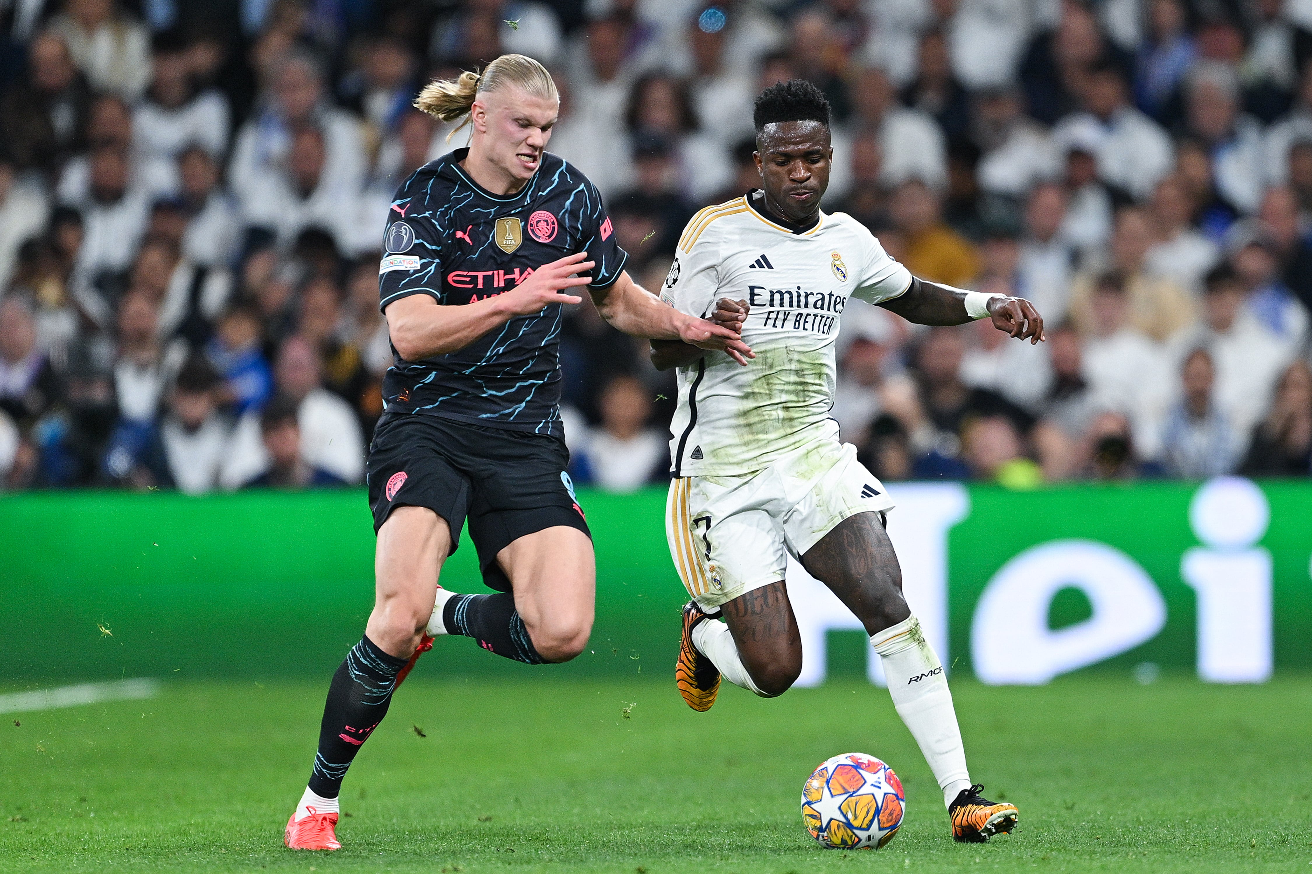 Vinicius y Erling Haaland luchan por el balón en un Madrid-City del año pasado