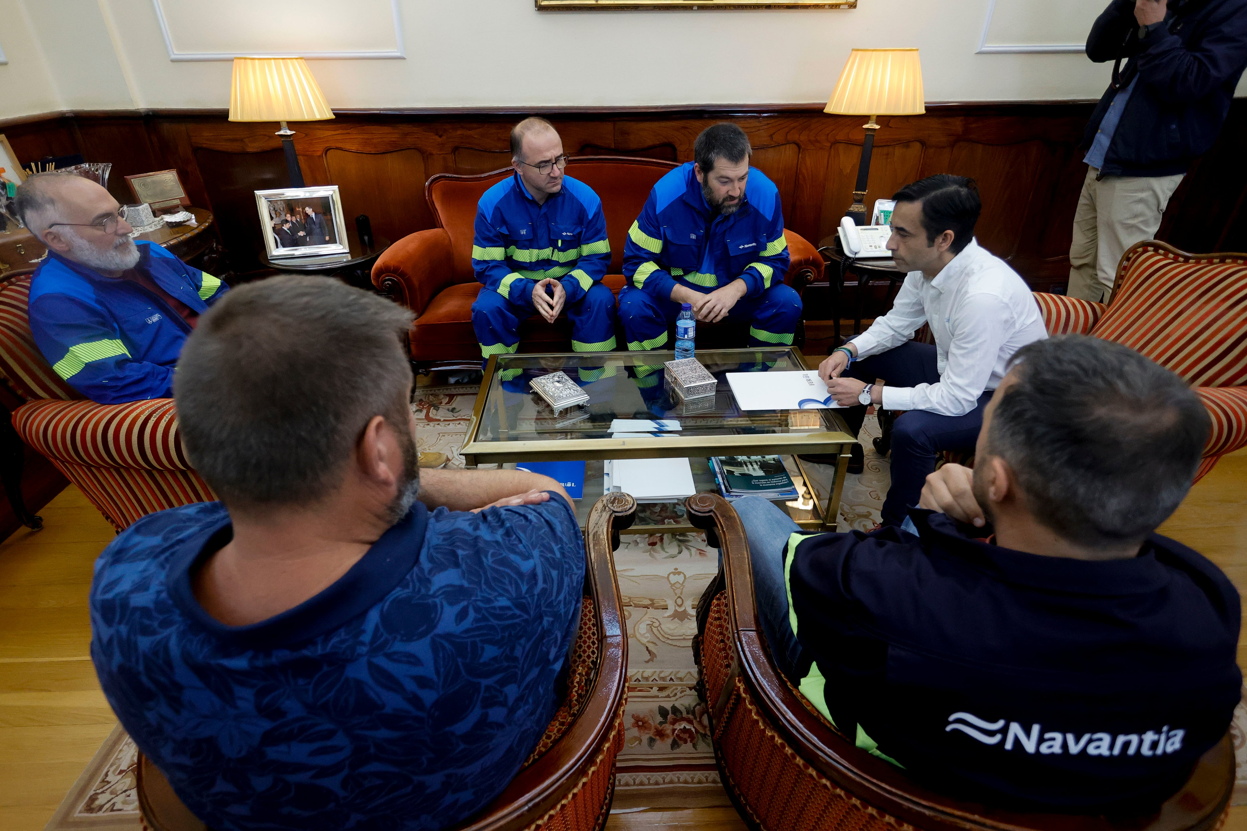 FERROL, 3/7/2024.- Representantes de los trabajadores y sindicatos de la empresa Navantia se reúnen con el alcalde de Ferrol, José Manuel Rey (derecha), en el marco de una manifiestación este miércoles, para pedir mejoras en sus condiciones laborales y en su convenio, coincidiendo con un encuentro en Madrid entre empresa y sindicatos sobre su convenio colectivo. EFE/ Kiko Delgado.