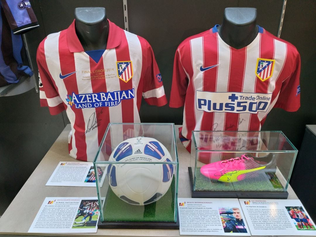 En el Museo del Deporte también hay camisetas de futbolistas de talla internacional como el jugador del Atlético de Madrid, Antoine Griezmann.