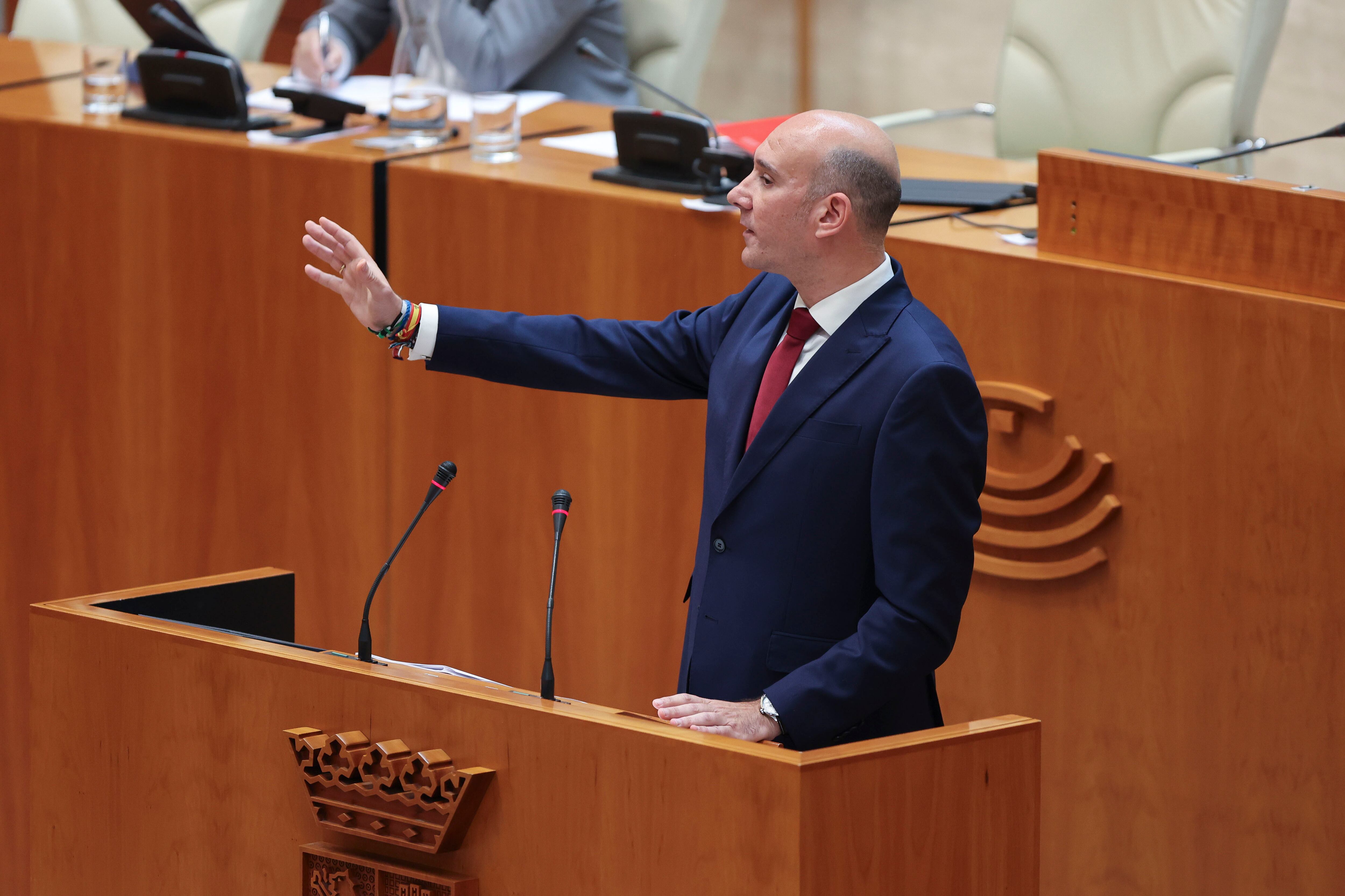 MÉRIDA, 22/04/2026.- El portavoz popular José Ángel Sánchez Juliá interviene este miércoles en la Asamblea regional durante la segunda jornada del debate de investidura en la que será elegida presidenta la candidata del PP a la reelección María Guardiola tras el acuerdo de gobierno alcanzado entre PP y Vox, con el voto en contra de PSOE y Unidas. EFE/ Jero Morales
