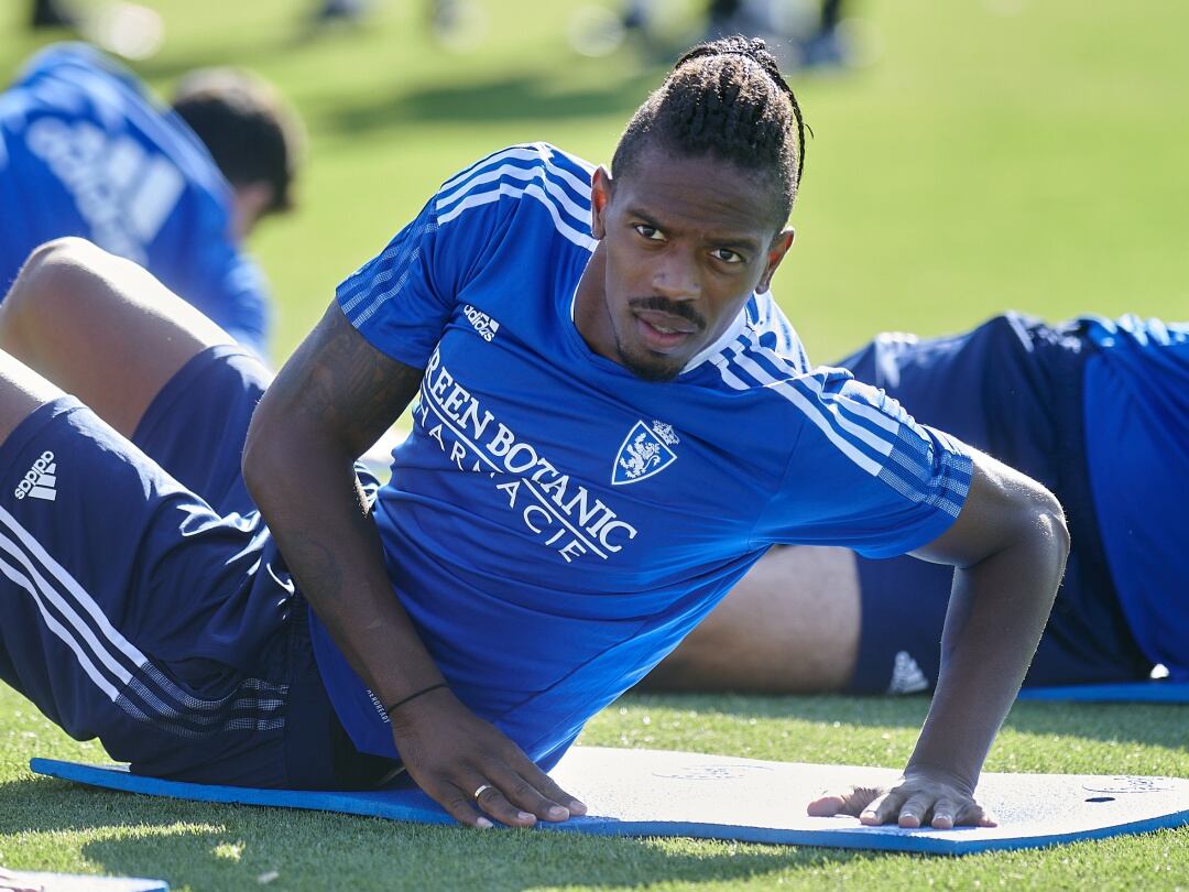 Jair Amador realiza un ejercicio de estiramientos