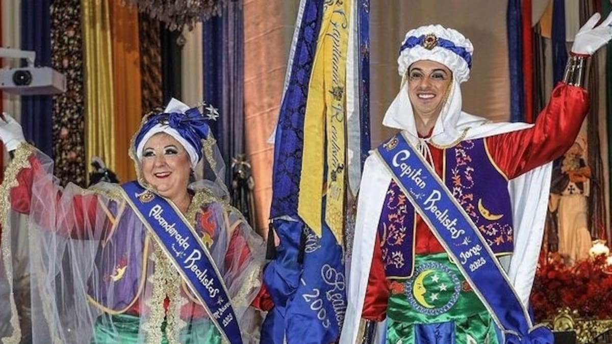 Mª Dolores Albert Vidal y Jorge Suárez Riera, Abanderada y Capitán de la Comparsa de Moros Realistas de Elda